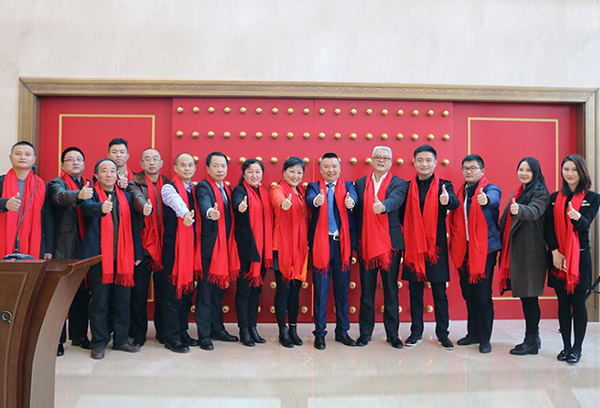 A cerimônia de listagem e toque do sino da Optoray no Novo Terceiro Conselho foi realizada em Jinglong